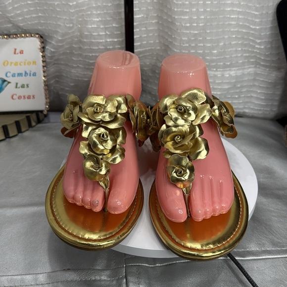 (T5) Jessica Simpson Women's Ginima Floral Slip-On Flat Sandals, Gold, 8.5 M - Picture 2 of 11
